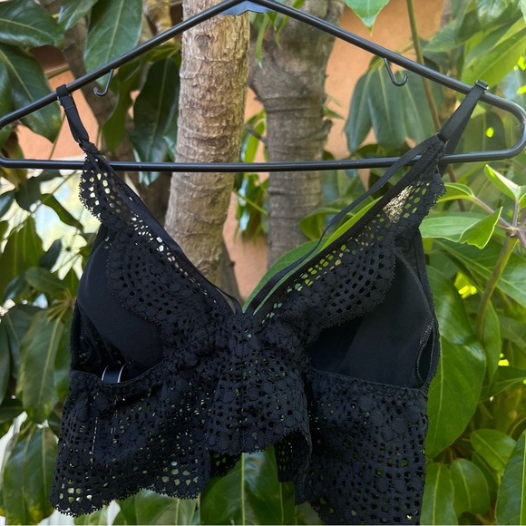 Victoria’s Secret black lace bra! - Picture 5 of 6